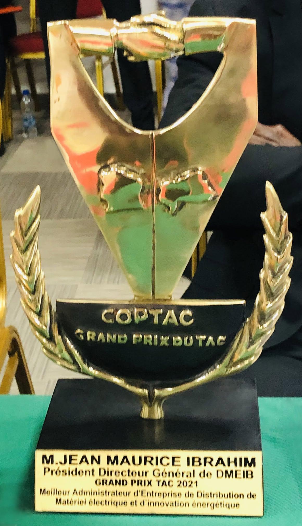 Remise de trophée à Mr Jean-Maurice IBRAHIM